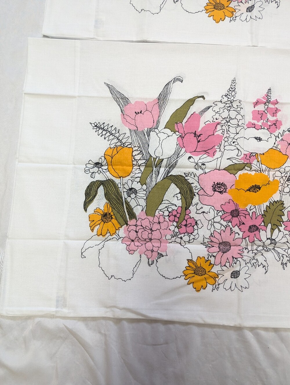 Spring Bouquet By Burlington Home Vtg 70s Floral Pillow Cases No Iron USA Made - Picture 2 of 6